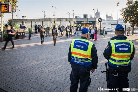 Mentési munkálatok és rendőri jelenlét a Manchester Arénánál