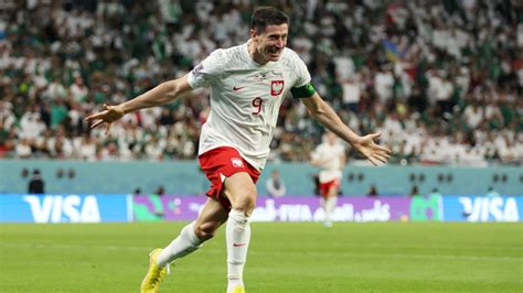 A lengyel Robert Lewandowski ünnepli gólját a selejtezőkön