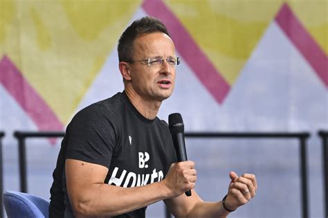 Szijjártó Péter sportolókkal beszélget