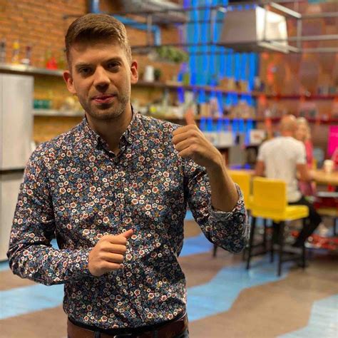 Badár Tamás fiatalon, bűvészmutatvány közben