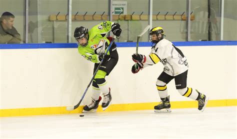 két jégkorongcsapat küzdelme a korongért