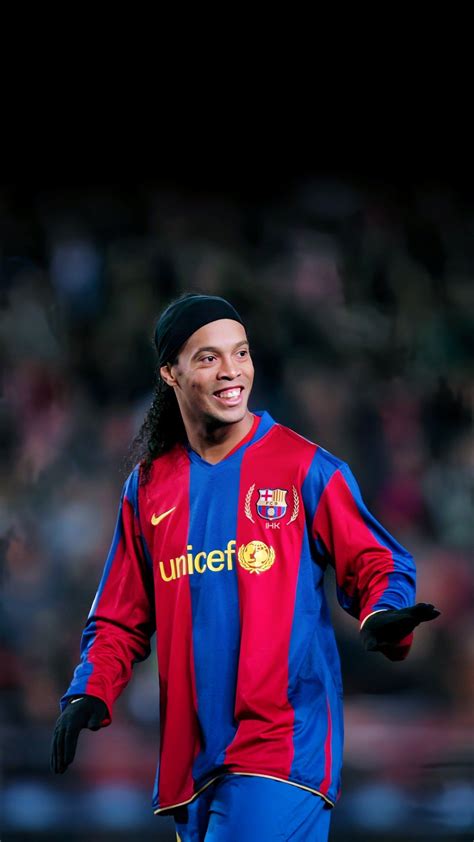 Ronaldinho a Barcelona mezében mosolyogva