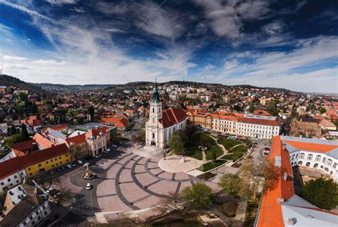 Szekszárd város látképe és oktatási környezete