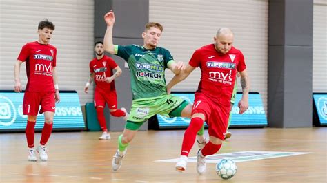Női és férfi futsal csapatok mérkőzése a sportcsarnokban