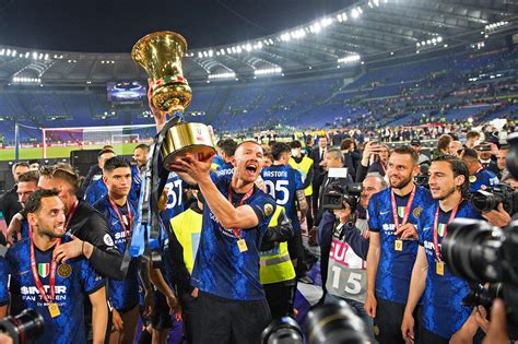 két olasz labdarúgócsapat rangadójának hangulata a stadionban