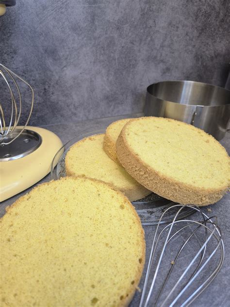 Focilabda torta alap piskóta sütése