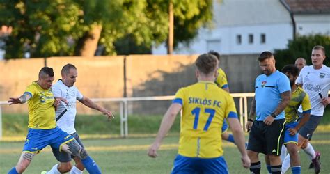 Játékvezető egy futballpályán