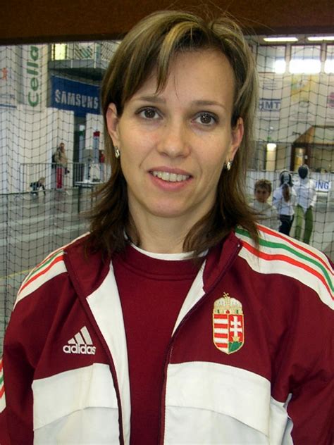 Mincza Ildikó párbajtőrrel a páston