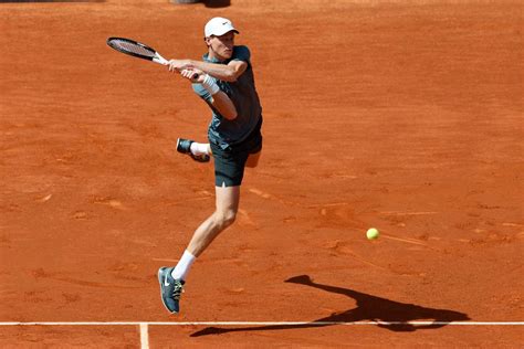 Jannik Sinner a Madrid Masters trófeájával