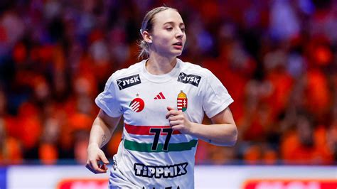 Széles Petra röplabda mezben, mozgásban