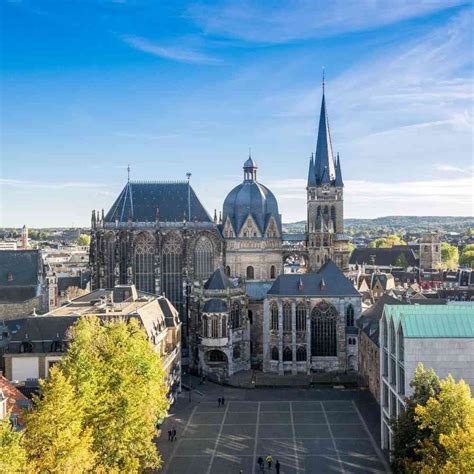Aachen városának panorámaképe, a lovas létesítményekkel