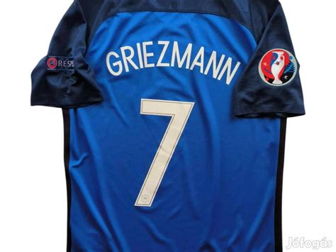 Antoine Griezmann mez mindkét csapat logójával