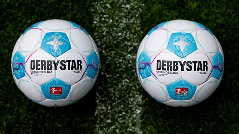 Derbystar Bundesliga labda a pályán