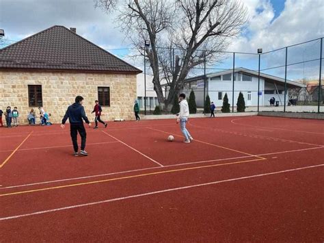 Fiatalok 3x3 kosárlabdáznak egy szabadtéri pályán
