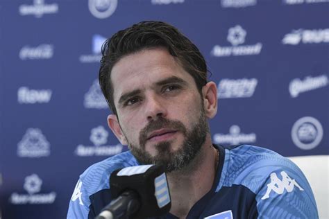 Fernando Gago edzőként a Racing Club kispadján egy mérkőzésen