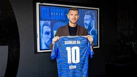 Edin Džeko ünnepel az FC Barcelona elleni gólja után a Bajnokok Ligájában