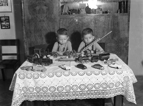 Régi gyermekkori játékok a Fortepan archívumból