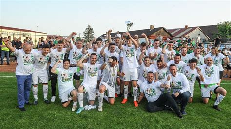 A Gyöngyösi AK U17-es csapatának bajnoki ünneplése