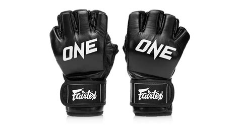 Különböző típusú boxkesztyűk és MMA kesztyűk