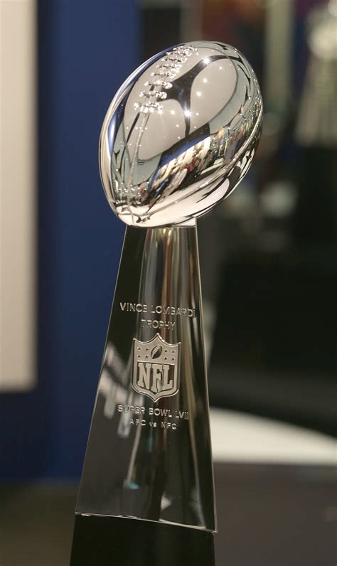 A Super Bowl logója és a Vince Lombardi trófea