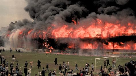 A lángoló Bradford City stadion a tragédia napján