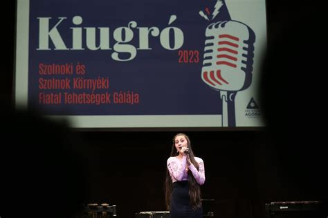 Fiatal tehetségek a színpadon, versmondás közben