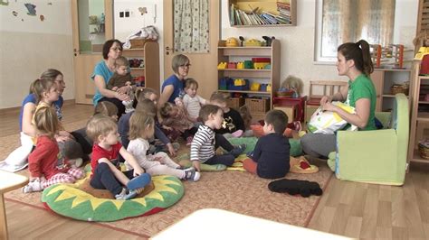 Gyermekek játékos zenei elemekkel kiegészített mesehallgatás közben