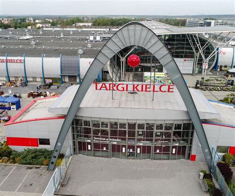 Targi Kielce épülete és egy kiállítási jelenet
