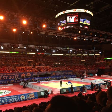 A Papp László Budapest Sportaréna, ahogy megtelik a szurkolókkal a BL döntőn