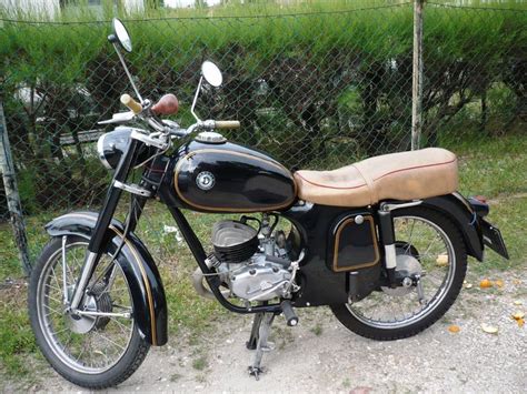 Régi motorkerékpár versenyzők az indulásnál