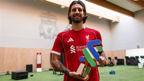A Liverpool Hónap Játékosa díj átadása