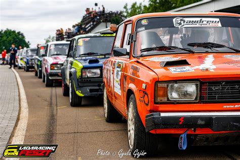 Autocross autók versenyeznek egy murvás pályán