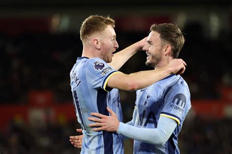James Maddison és Dejan Kulusevski kézen fogva