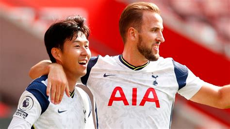 Harry Kane és Son Heung Min örül egy gól után