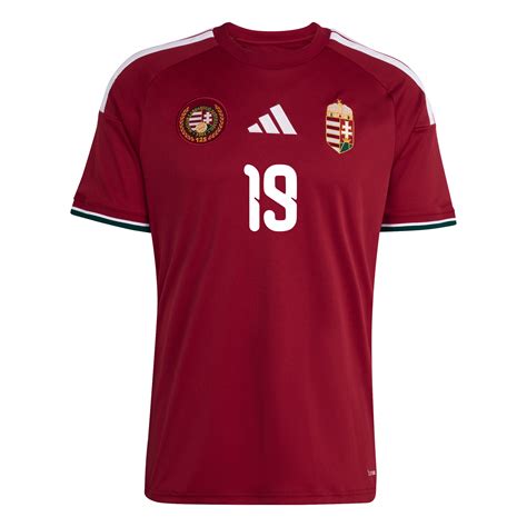 Az Adidas magyar válogatott hazai mezének jubileumi címere és trikolor ujjai
