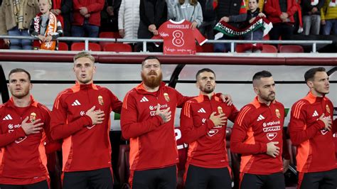Szűcs Kornél a Plymouth Argyle mezében üdvözli a szurkolókat