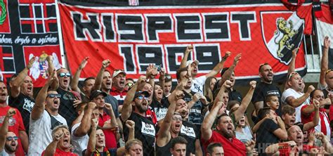 Régi labdarúgó mérkőzés a Ferencváros és a Kispest Honvéd között, fekete-fehér fotó a sáros pályáról és a szurkolókról