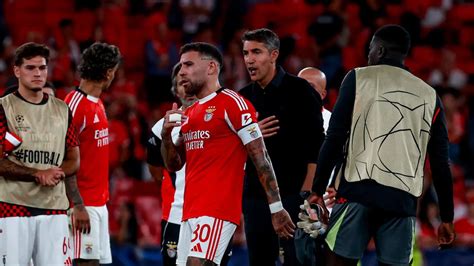 A Benfica játékosai csalódottan hagyják el a pályát a mérkőzés után