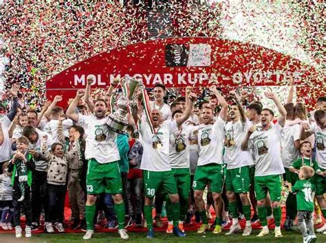 A Magyar Kupa logója és a győztes csapat ünneplése