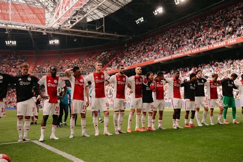 Ajax szurkolók a stockholmi fanzone-ban