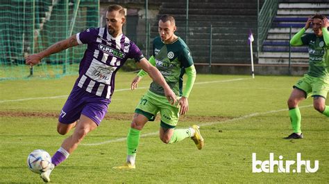 A Békéscsaba Előre szurkolói a lelátón