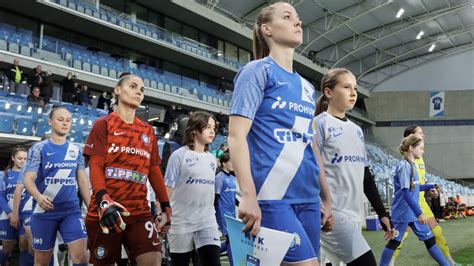 Női futballszurkolók stadionban, nagyméretű nézőszámmal