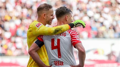 A 2020-as Bayern-Dortmund mérkőzésen kifeszített molinók és a szurkolói tiltakozás látképe