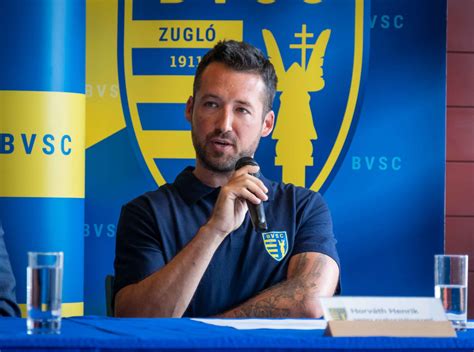 Horváth Henrik a fiatal edzőkkel beszélget