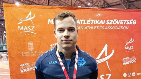 Úszómedence egy hazai bajnokságon