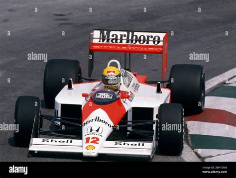 Ayrton Senna egy Marlboro által szponzorált McLarenben (1991)