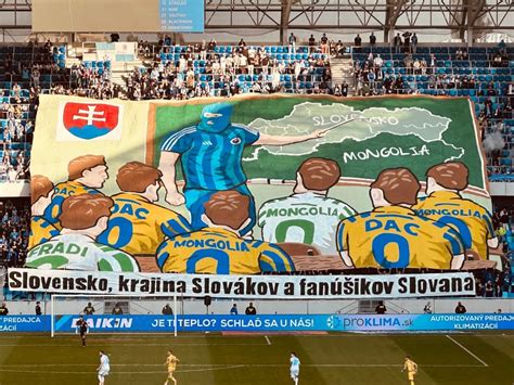 Játékosok küzdenek a labdáért a Slovan Bratislava - DAC mérkőzésen