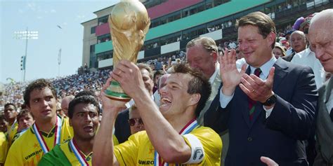 Dunga csapatkapitány felemeli a FIFA Világkupát 1994-ben Pasadenában