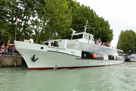 Gyerekek Balatonon sétahajózás közben