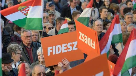 A Fidesz és a Tisza Párt logói